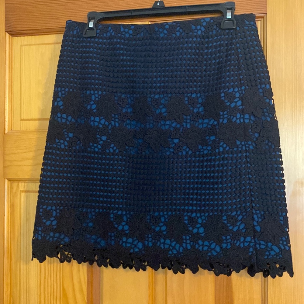 Pretty Ann Taylor Loft skirt. Blue lining with black sturdy lace overlay sz 4